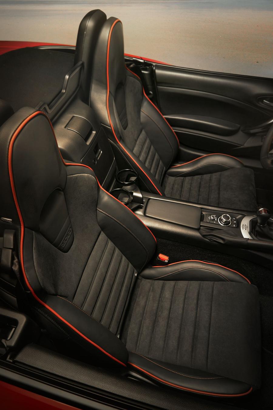 Интерьер Abarth 124 Spider (348) 2016 года  (NA) (фото 27 из 40)